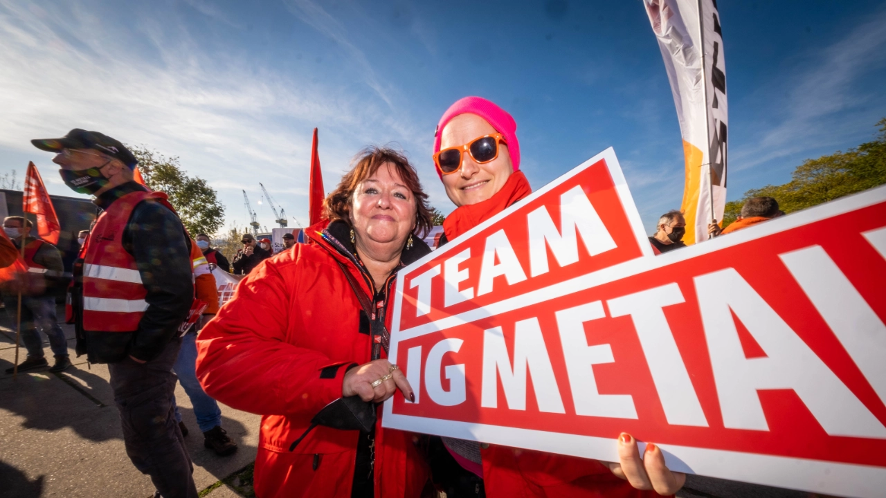 Zwei Metallerinnen mit Schild Team IG Metall in Hamburg beim Aktionstag Fairwandel.