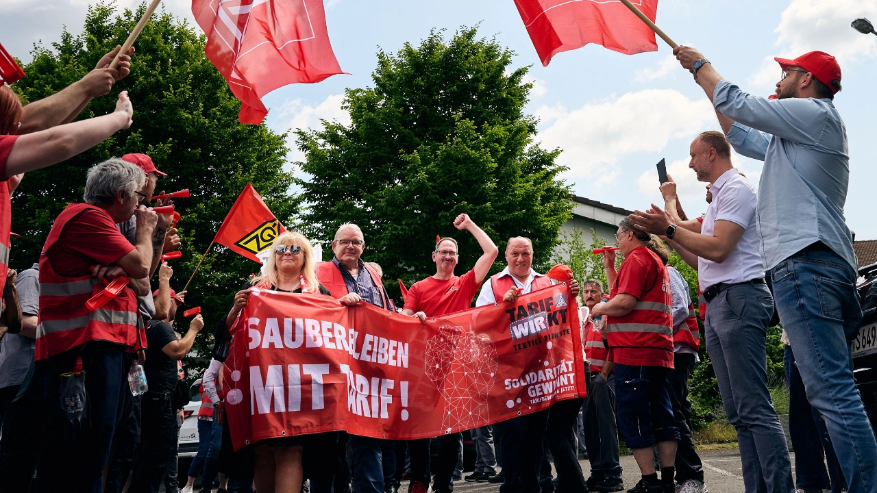 Aktion am 16.06.2025  im Rahmen der 3. Verhandlungsrunde Textile Dienste in Dietzenbach