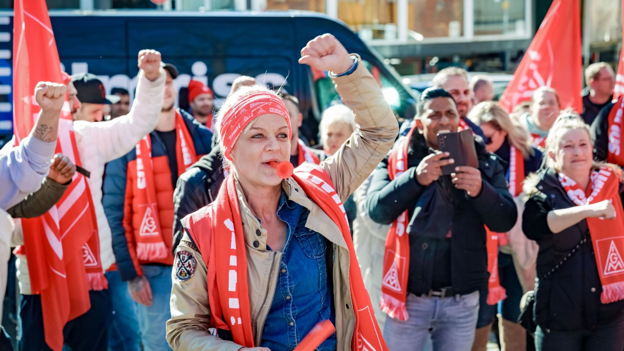 Eine Frau beim Warnstreik bei Kenvue in Wuppertal in der Tarifrunde der Textil- und Bekleidungsindustrie West