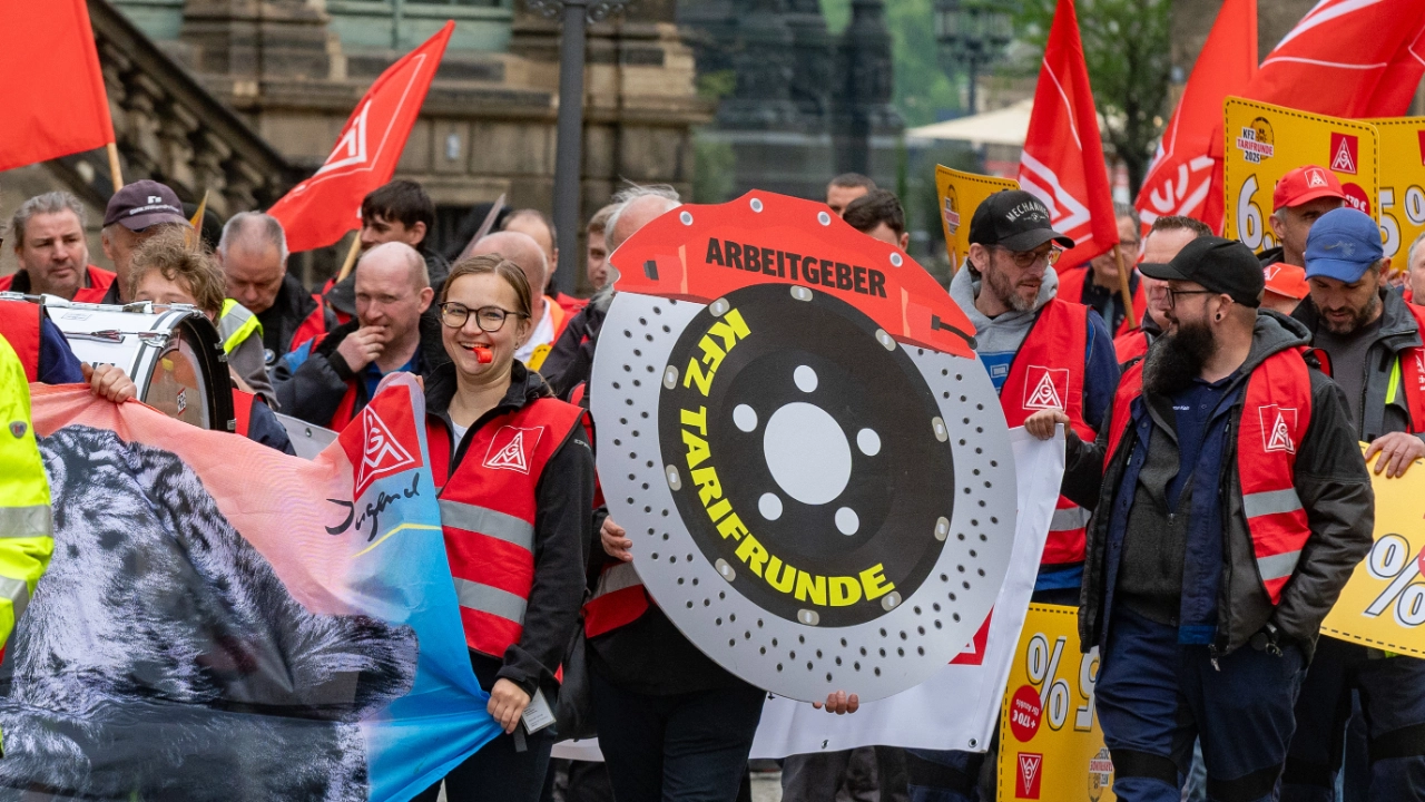 Warnstreik-Demo zur Kfz-Tarifrunde 2025 in Dresden