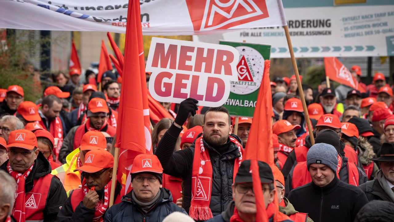 Beschäftigte bei einer Warnstreik-Kundgebung in der Metall-Tarifrunde