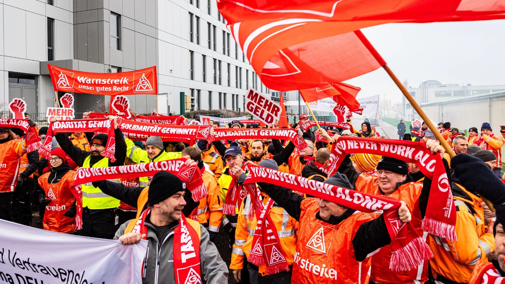 Im Rahmen der Tarifrunde Holz und Kunststoff 2024 treten Beschäftigte von DFH Fertighaus in den Warnstreik.