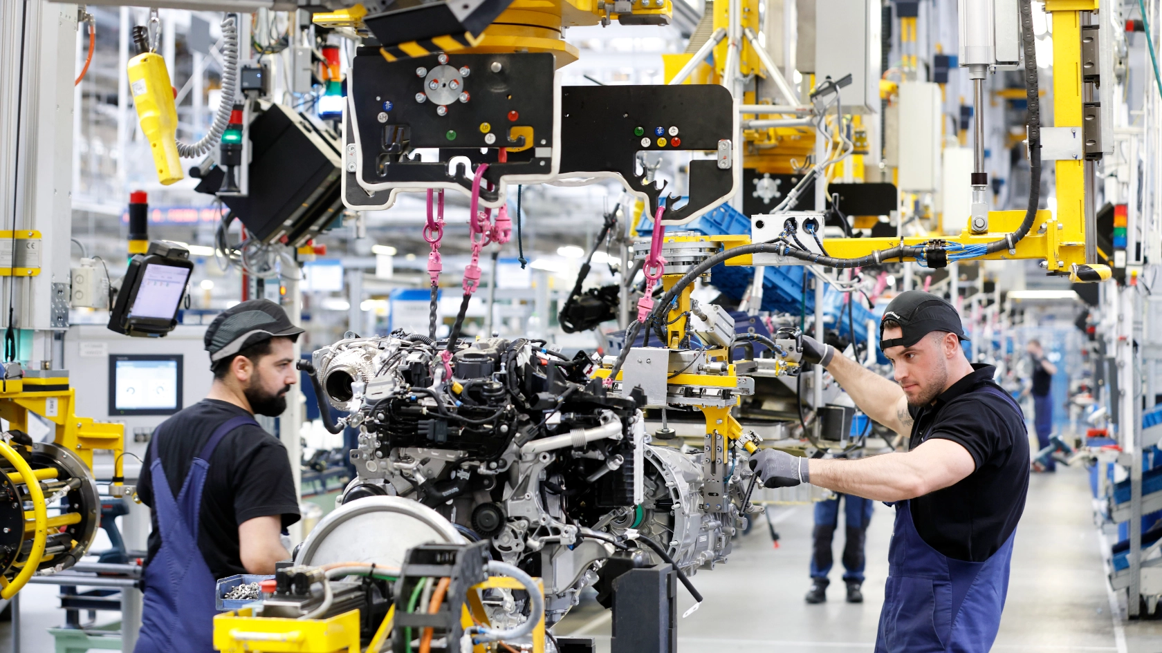 Arbeiter am Band Mercedes-Benz-Werk in Ludwigsfelde