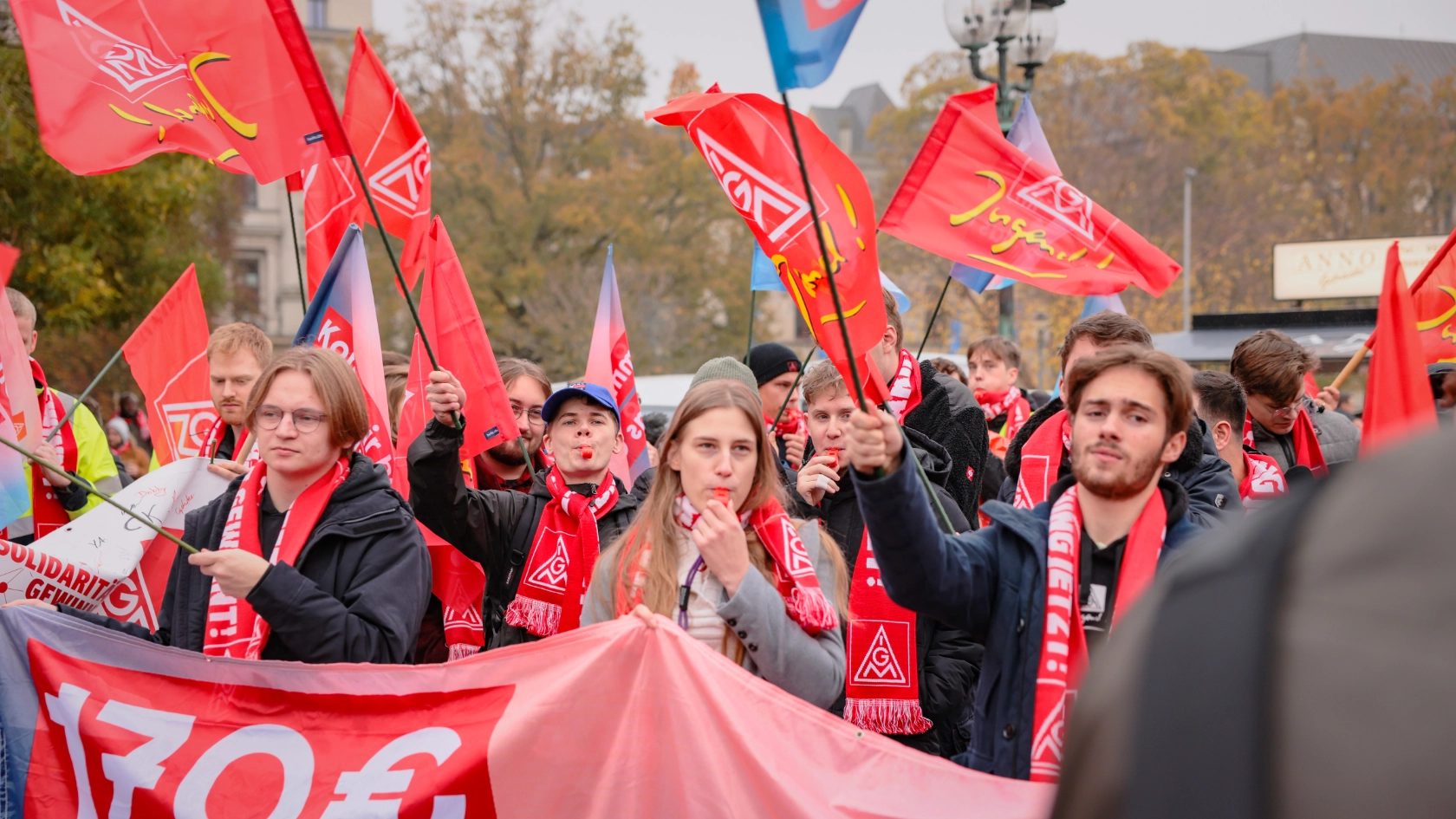 Beschäftigte beim Warnstreik in der Metall-Tarifrunde