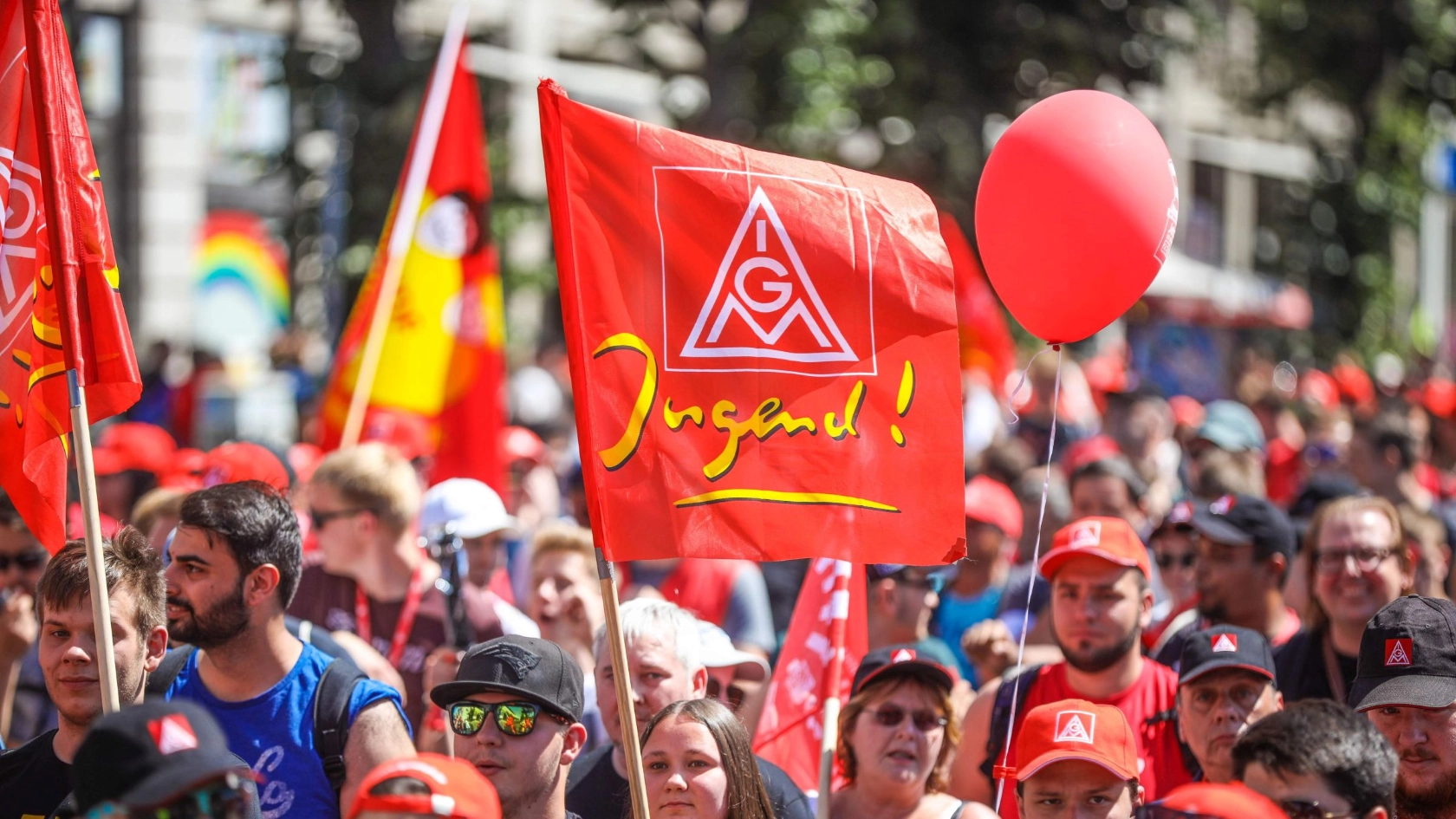 eine Fahne der IG Metall Jugend auf der FairWandel-Kundgebung in Berlin