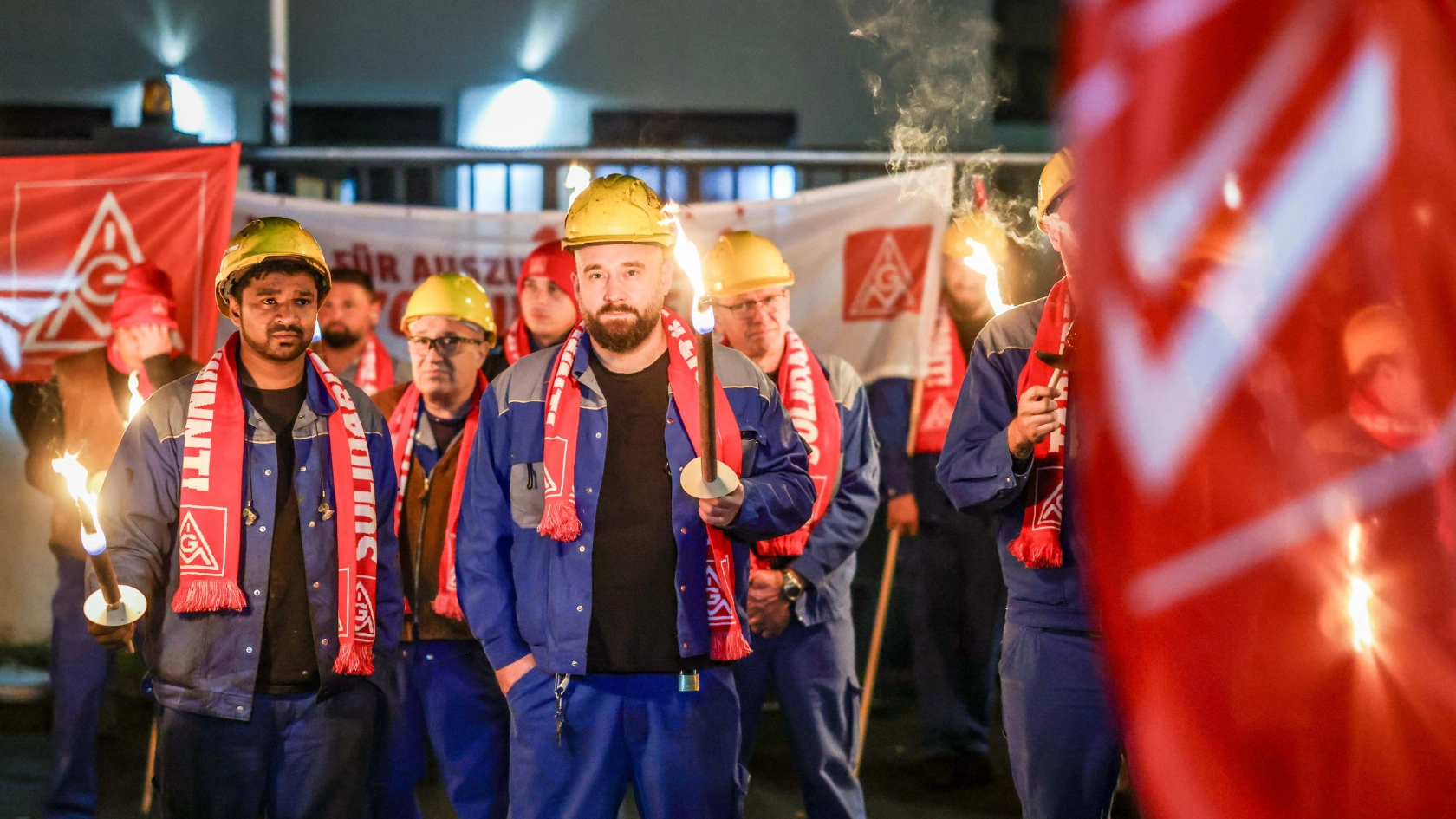 Um Mitternacht gehen Beschäftigte von Bentele in Paderborn mit Fackeln auf die Straße. Es ist der Auftakt zu den Warnstreiks in der Metall-Tarifrunde 2024.