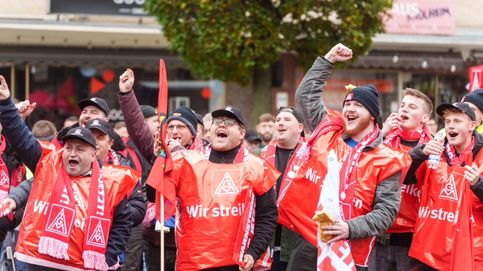 Beschäftigten beim Warnstreik in der Metall-Tarifrunde