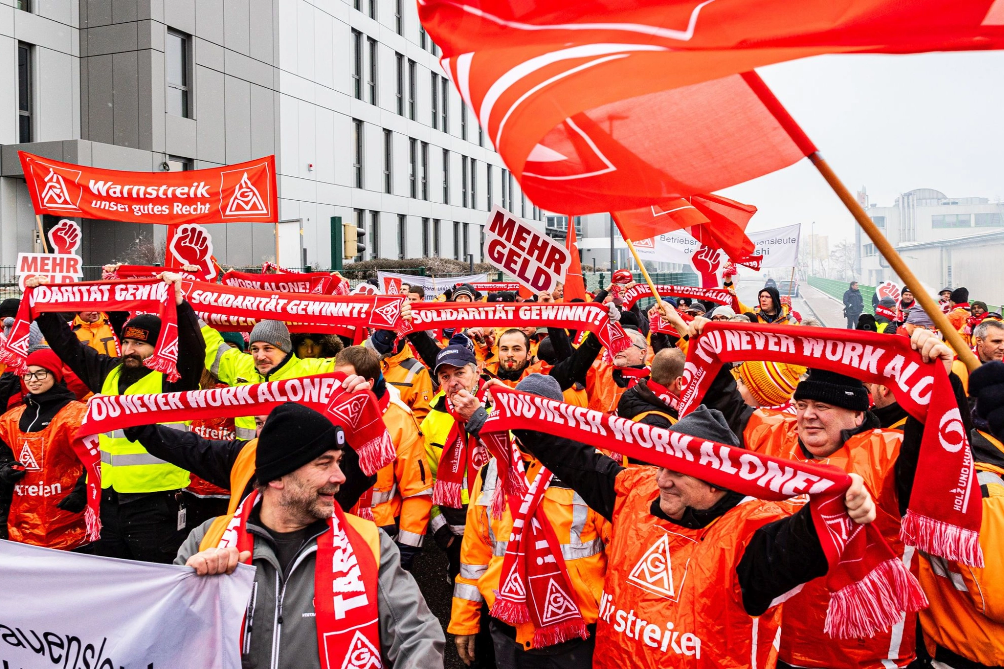 Im Rahmen der Tarifrunde Holz und Kunststoff 2024 treten Beschäftigte von DFH Fertighaus in den Warnstreik.