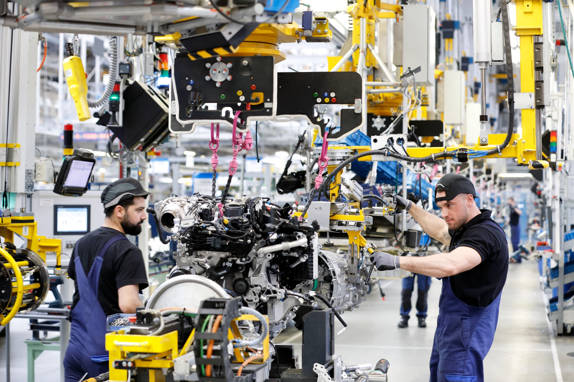 Arbeiter am Band Mercedes-Benz-Werk in Ludwigsfelde