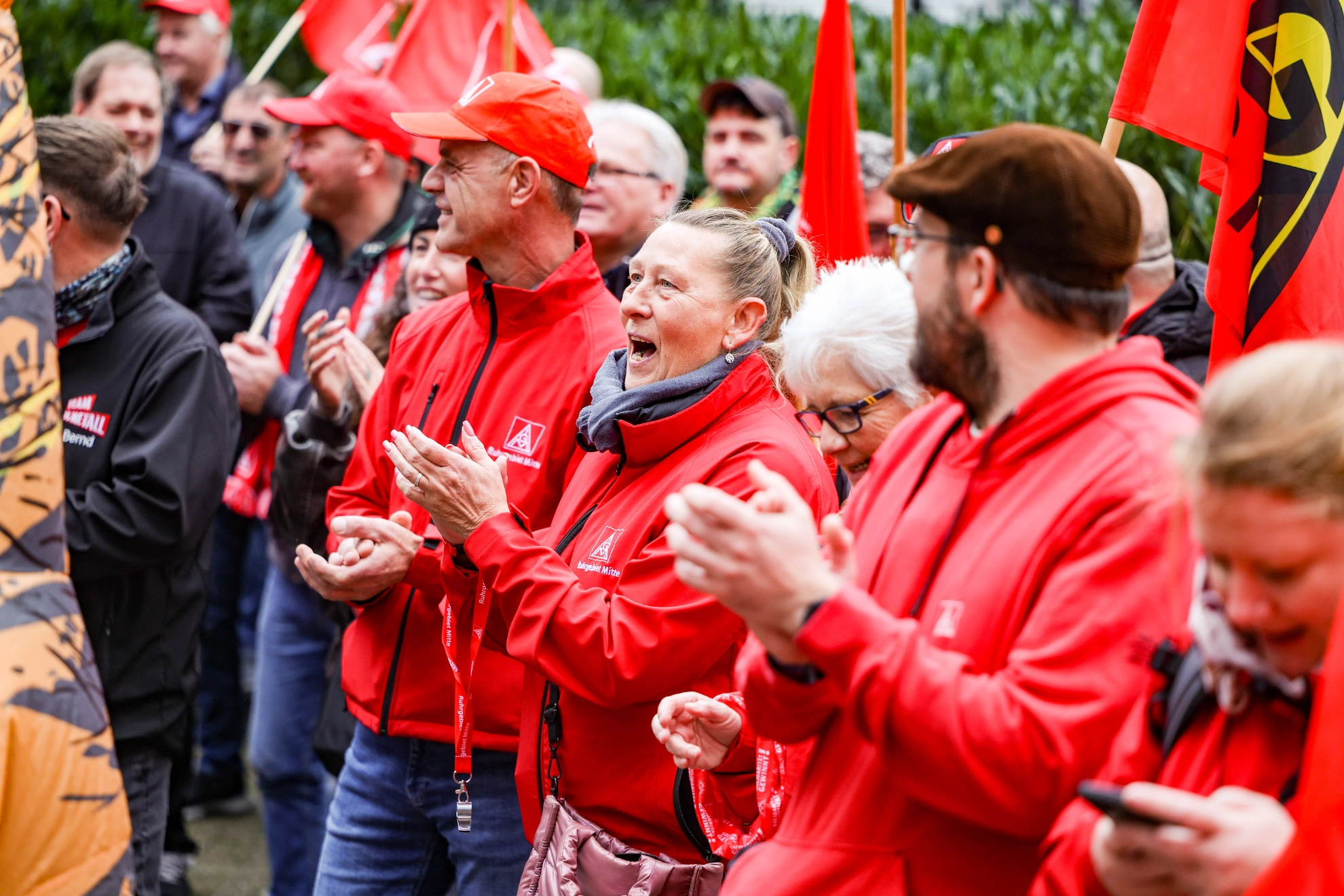 Die zweite Runde der Tarifverhandlungen für die Metall- und Elektroindustrie 2026 ist am Dienstag in sechs regionalen Verhandlungen angelaufen. Erstmals in dieser Tarifbewegung legten die Arbeitgeber nun ein Angebot vor: Die Arbeitgeber bieten eine einmalige Zahlung in Höhe von 1 Prozent des durchschnittlichen, tariflichen Jahresbrutto in der Branche zum Juli 2027, eine tabellenwirksame Entgelterhöhung von lediglich 1,3 Prozent ab Juli 2028 sowie eine Laufzeit bis Ende 2028 an. Gleichzeitig verbinden sie ihr Angebot mit weiteren Forderungen nach einer Ausweitung der Differenzierung und Debatten über Krankenstände. Zur Kostensenkung wollen sie ein betriebliches Instrument zur Sicherung von Investitionen, Innovationen, Standorten und Beschäftigung einführen.