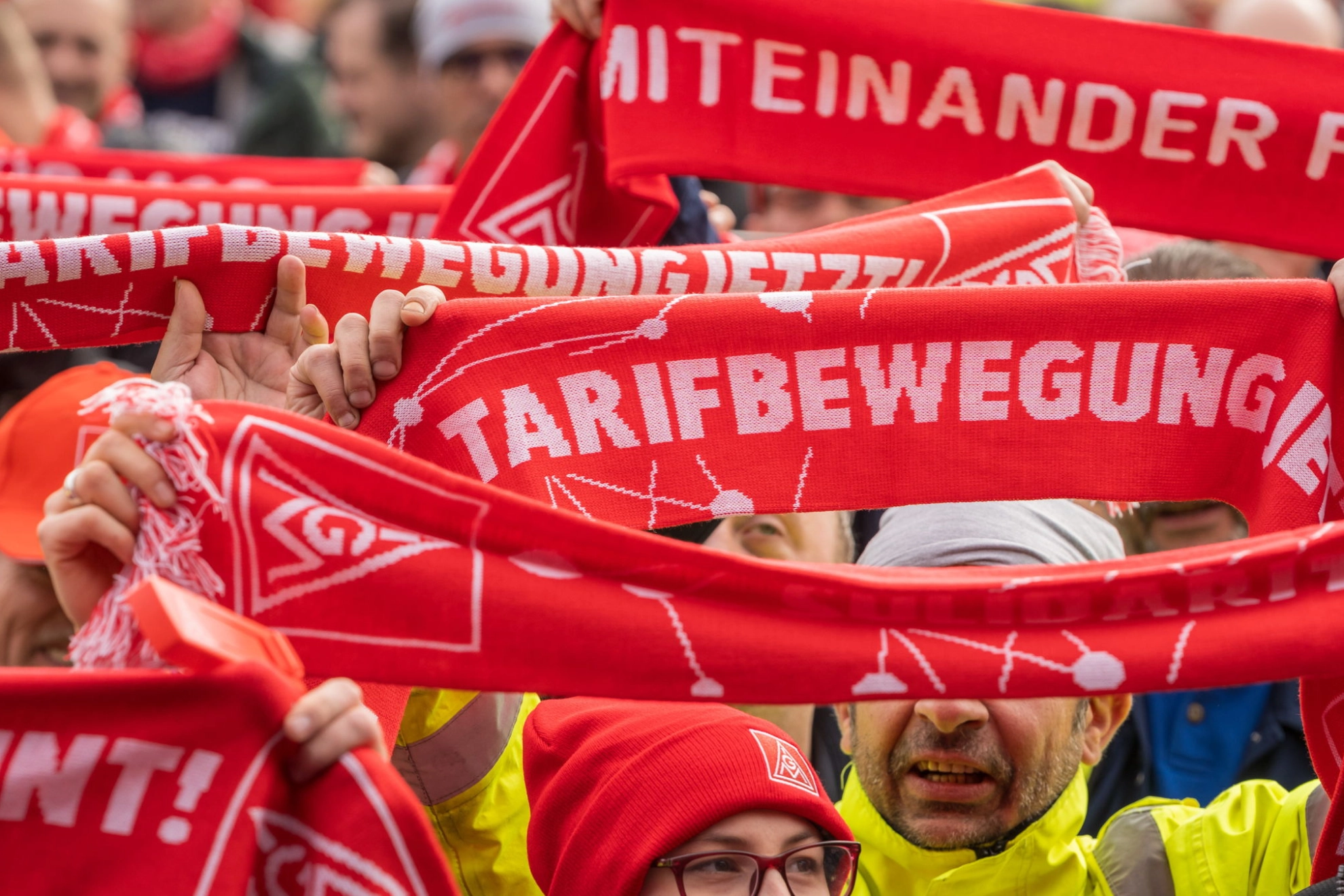 Beschäftigte machen während der Metall-Tarifrunde 2024 mit Warnstreiks Druck für ihre Forderung