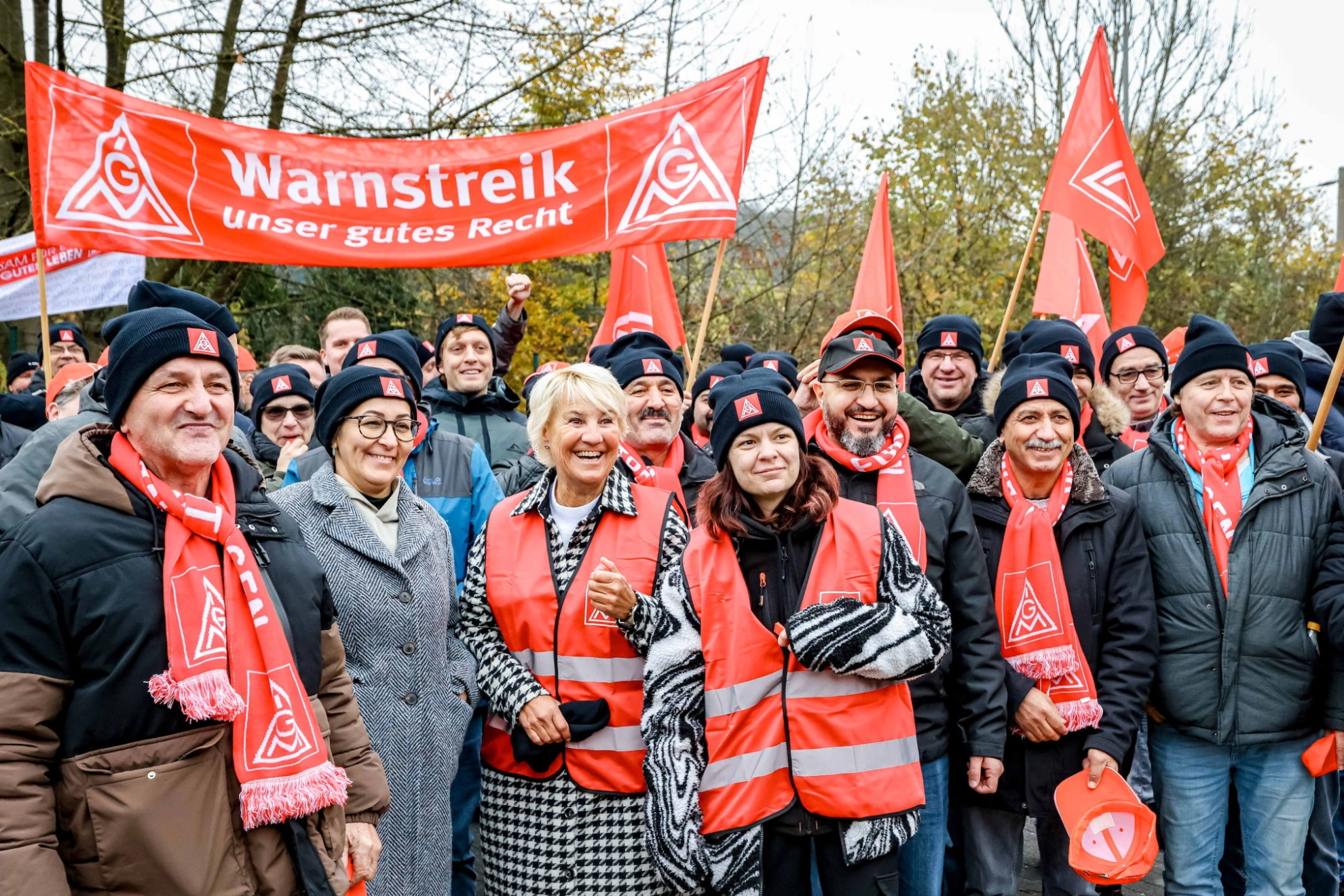 Beschäftigte machen zur Metall-Tarifrunde 2024 mit Warnstreik Druck für ihre Forderungen