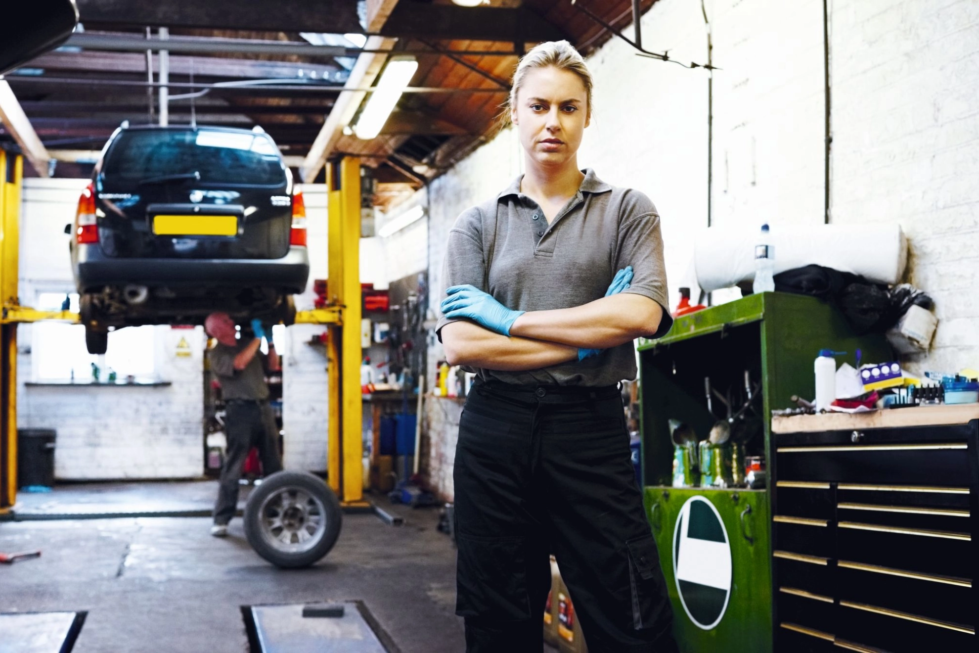 Arbeitnehmerin in Kfz-Werkstatt
