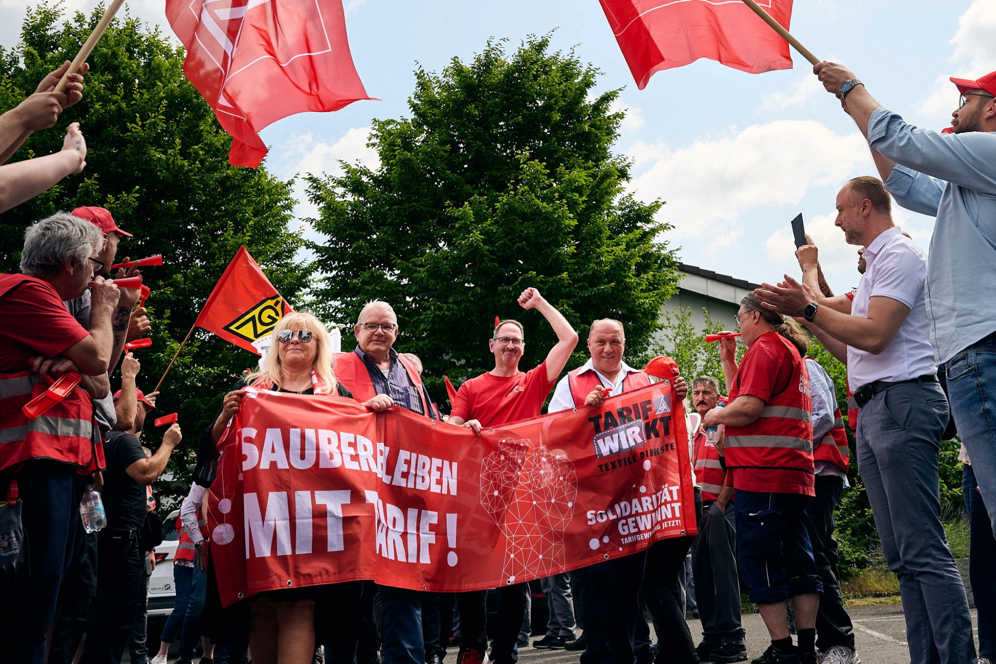 Aktion am 16.06.2025  im Rahmen der 3. Verhandlungsrunde Textile Dienste in Dietzenbach