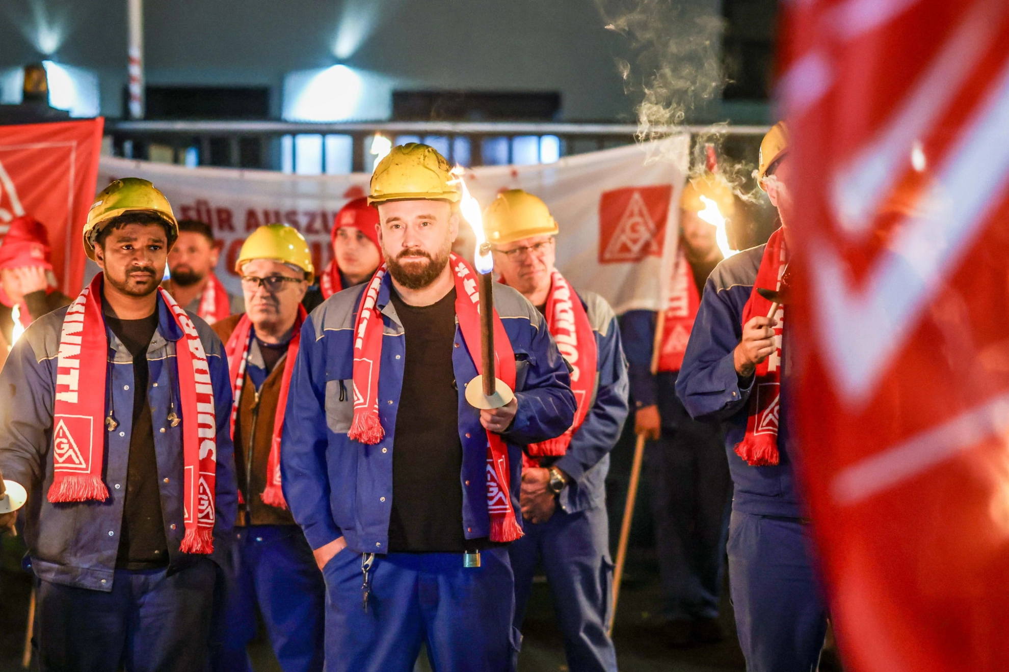 Um Mitternacht gehen Beschäftigte von Bentele in Paderborn mit Fackeln auf die Straße. Es ist der Auftakt zu den Warnstreiks in der Metall-Tarifrunde 2024.