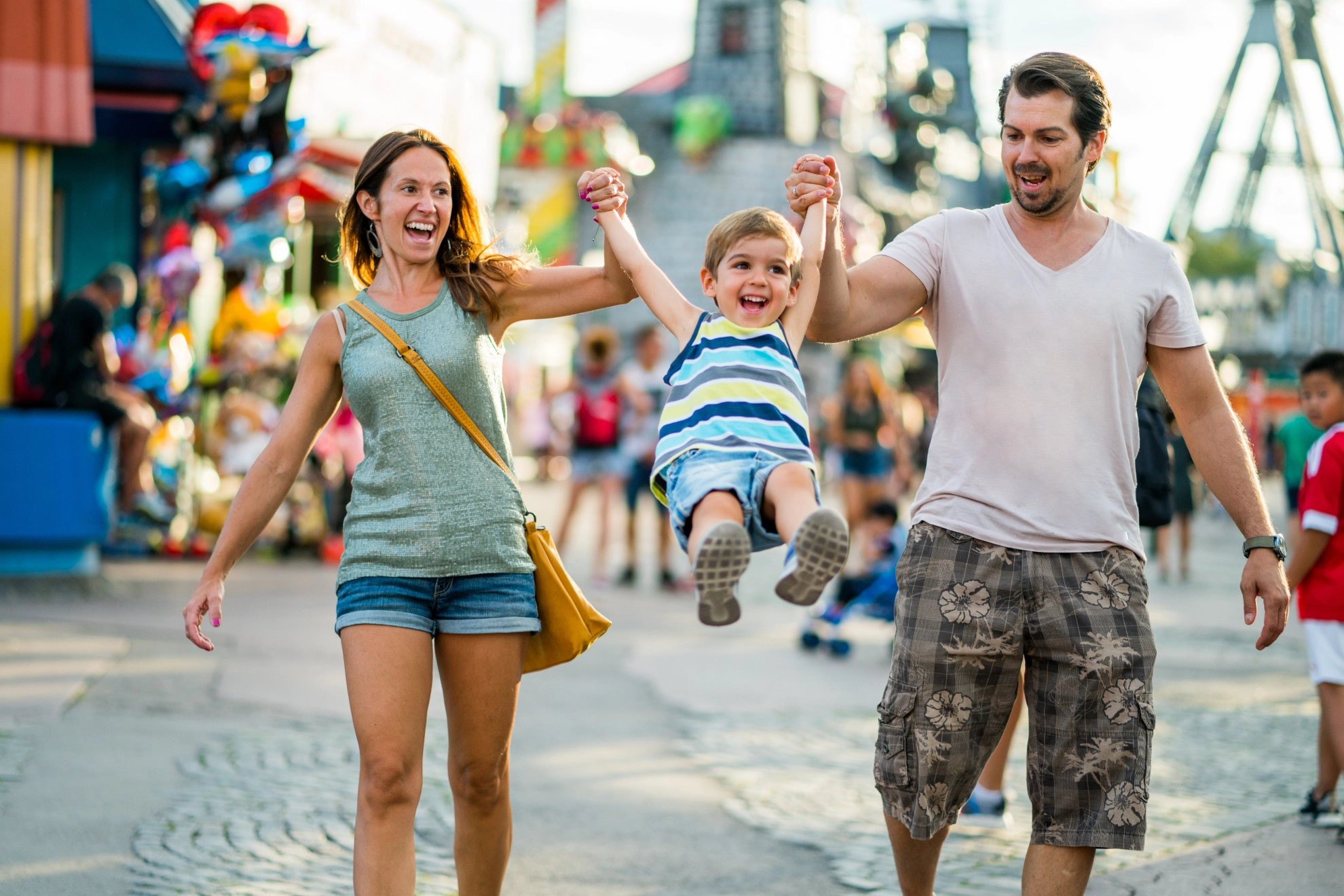 Familie im Freizeitpark