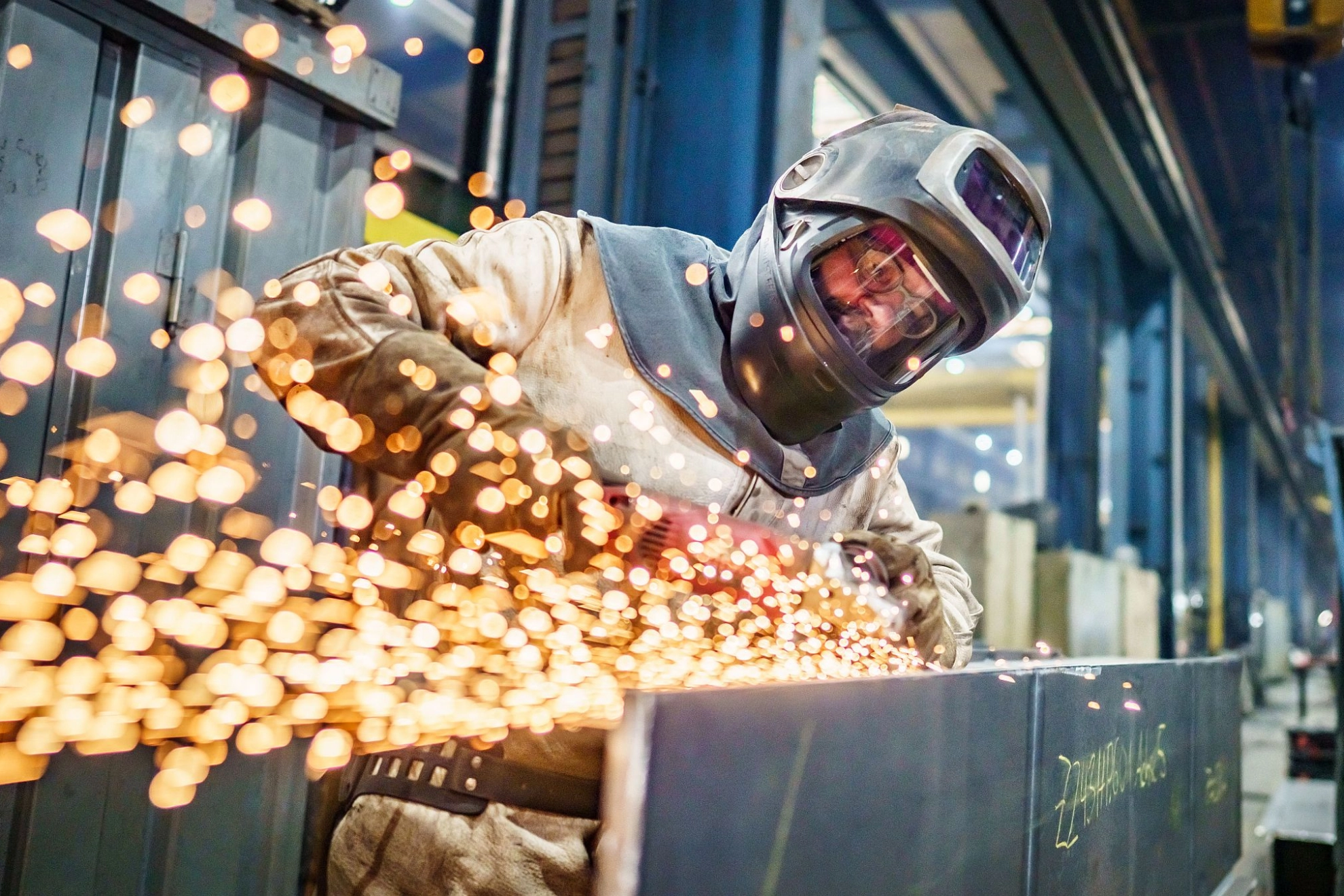 Metallhandwerker mit Flex