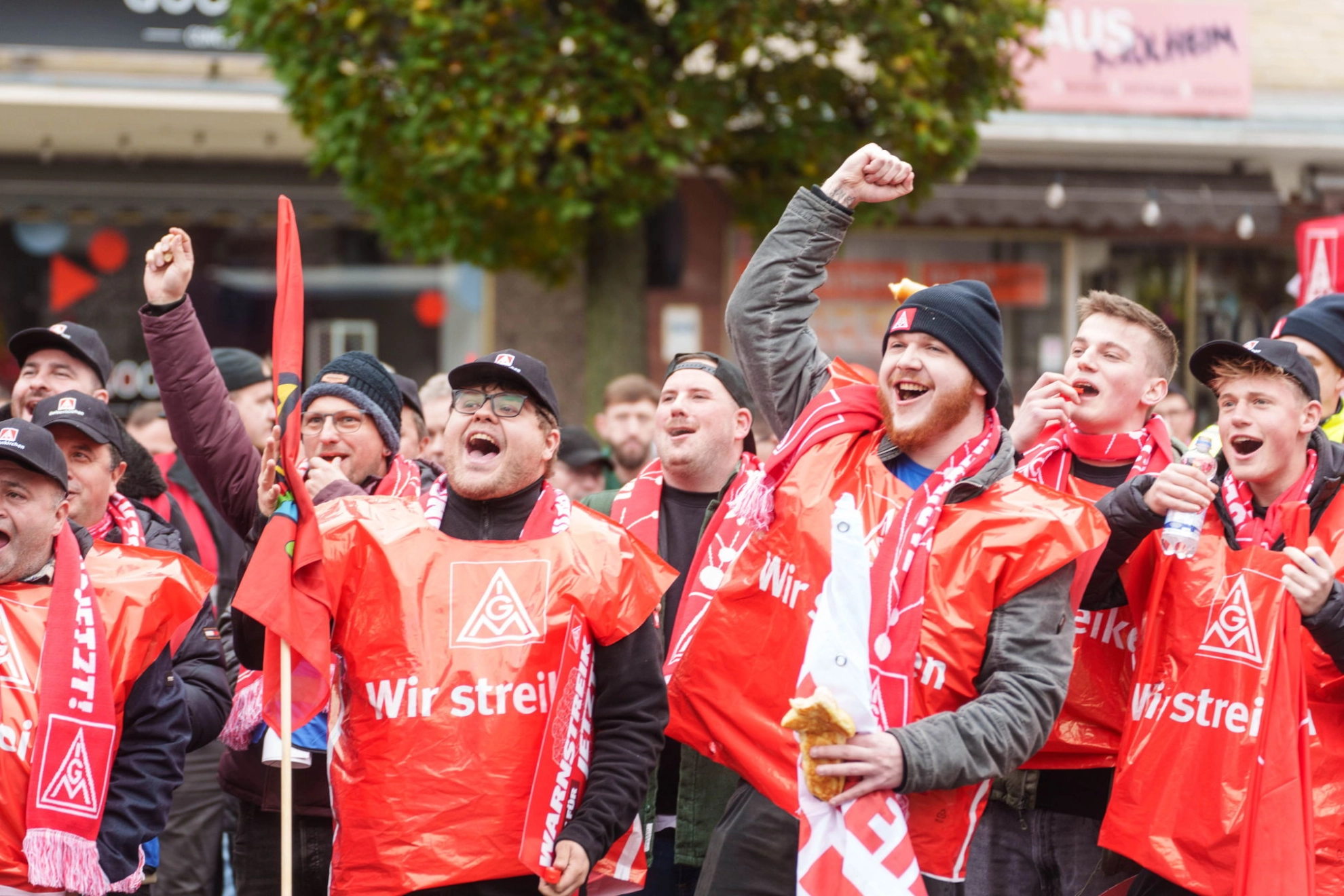 Beschäftigten beim Warnstreik in der Metall-Tarifrunde