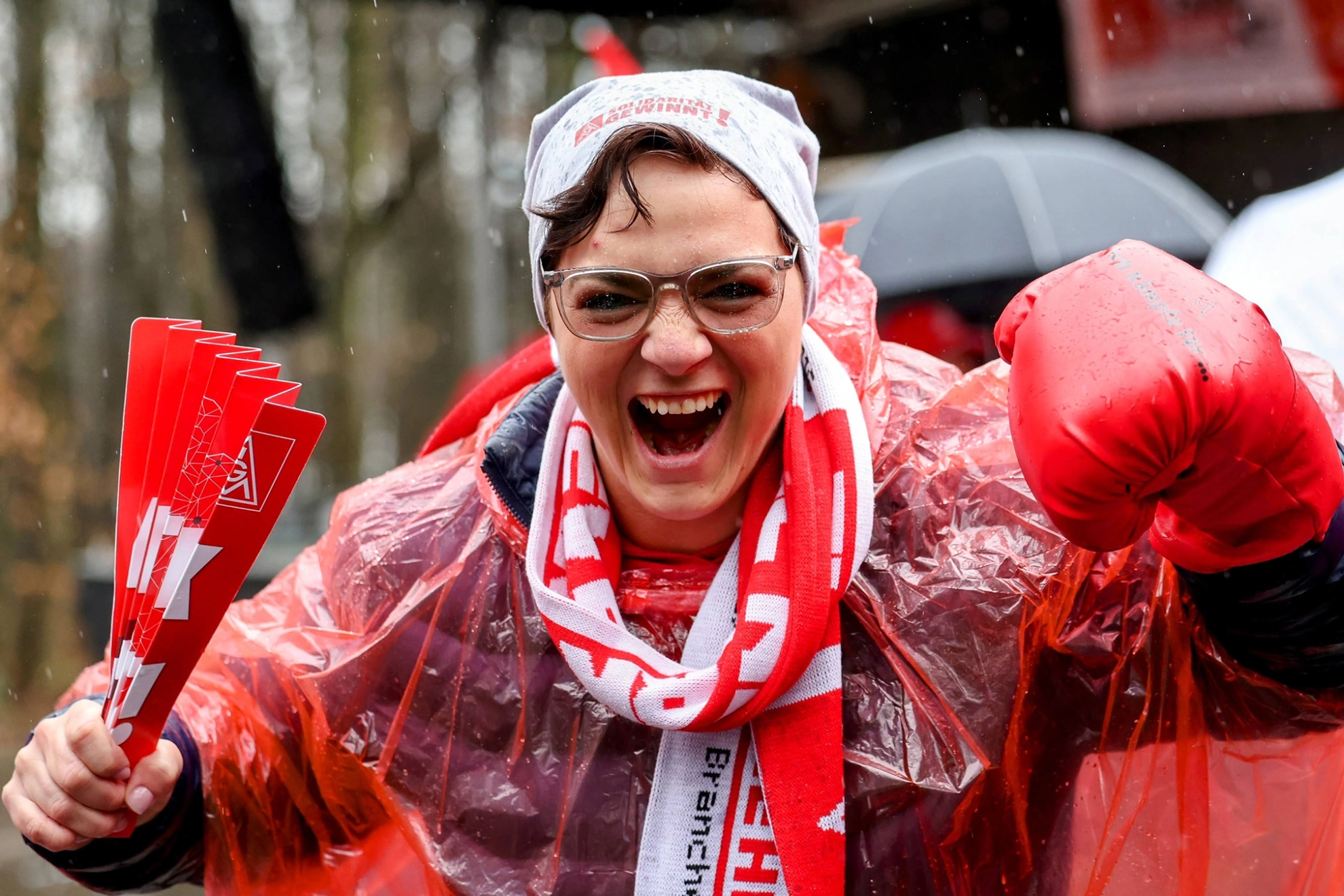 Beschäftigte während einem Warnstreik in der Textil-Tarifrunde West 2023